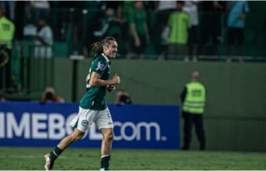 Goiás vence o Universitario e assume a liderança