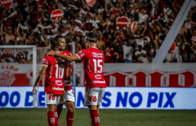 Vila Nova vence o Vitória no OBA lotado e retoma liderança da Série B