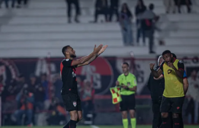 Atlético-GO vence o Sport em jogo eletrizante na etapa inicial