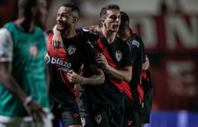 Atlético-GO vence o Tombense de virada no Antônio Accioly