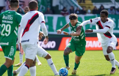 Atlético-GO vence a Chapecoense com gol nos acréscimos