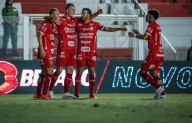 Vila Nova vence o Botafogo-SP e mantém vivo sonho do acesso