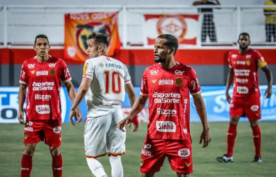 Fernandão marca dois no fim e Tombense ganha do Vila Nova de virada