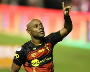 Atlético-GO contrata Vagner Love