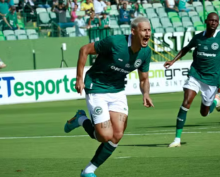 Com dois gols de Paulo Baya, Goiás goleia a Jataiense e vira líder