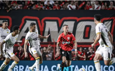 Criciúma vira contra o Atlético-GO com golaço de falta no último lance e respira na Série A