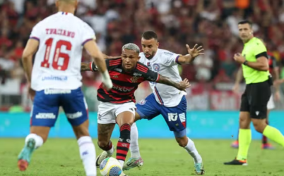 Flamengo derrota o Bahia nos acréscimos e assume a liderança do Brasileirão