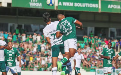 Com um a menos, Goiás vira no último minuto e vence o lanterna Guarani