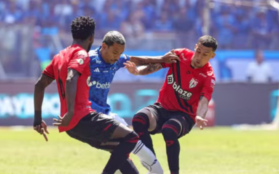 Cruzeiro derrota Atlético-GO, volta a vencer e entra no G-5 do Brasileirão