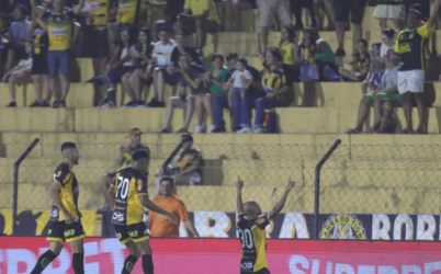 Novorizontino abre 2 a 0, tem três expulsos, vence Botafogo-SP e segue líder da Série B