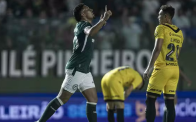 Goiás conta com noite desastrosa de Brazão para dominar e vencer o Santos na Serrinha