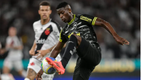 Botafogo atropela o Vasco e abre seis pontos na liderança do Brasileirão