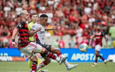 Gabigol marca em despedida, e Flamengo e Vitória empatam no Maracanã