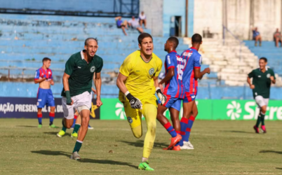 Goleiro segue os passos de Tadeu e garante vitória de virada do Goiás na Copinha