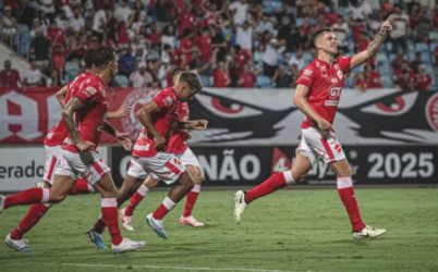 Vila Nova vence o Goianésia e assume a vice-liderança do Goianão