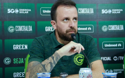 Lucas Andrino reforça críticas do Goiás a pênalti “inexistente” no clássico e quer afastamento do juiz