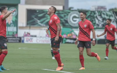 Com um gol relâmpago e outro nos acréscimos, Atlético-GO vence o Goiás