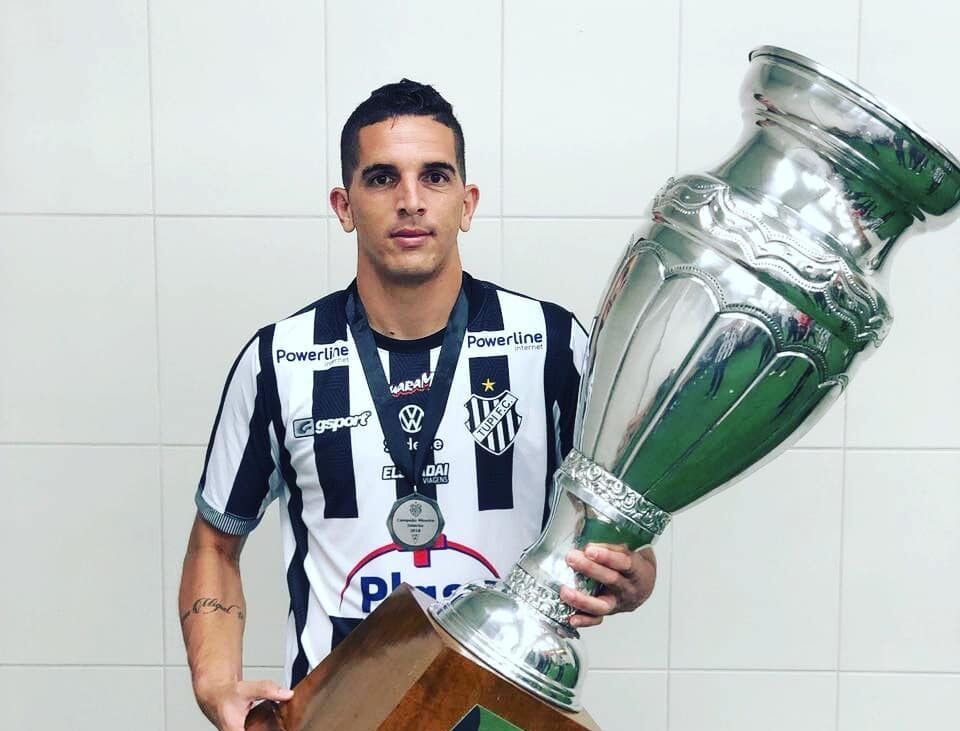 Francesco é suspeito de participar de associação criminosa que praticava golpes no setor imobiliário. Era assessor do vereador Geverson Abel, que afirmou ter determinado seu afastamento quando soube da prisão