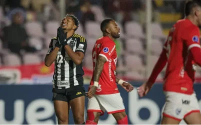 Atlético-MG pressiona e manda duas bolas na trave, mas empata com o Cienciano na altitude