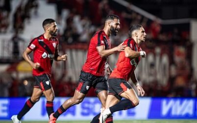 Atlético-GO vira, vence o Athletic na estreia e lidera a Série B