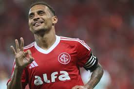 Internacional: Alan Patrick consegue nova marca pessoal