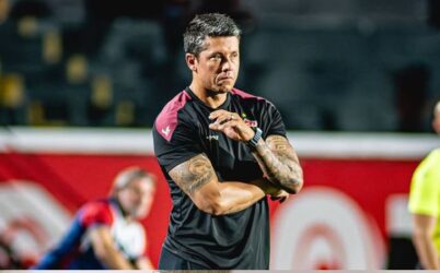 Vitória vence, mas futuro de Thiago Carpini gera preocupação entre torcedores