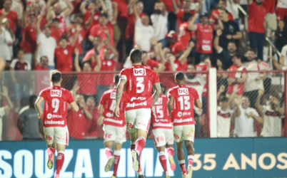 Vila Nova vence o Athletico-PR e dorme na vice-liderança da Série B