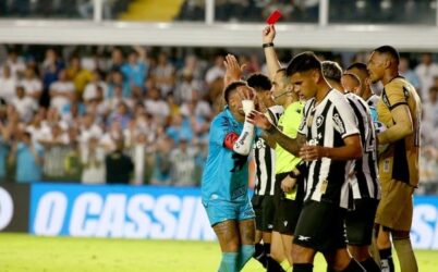 Neymar é expulso após fazer gol de mão e só volta a jogar pelo Santos se renovar contrato