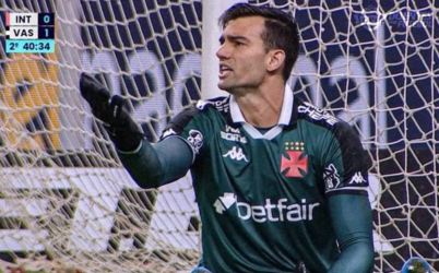 Vasco divulga laudo de Léo Jardim com lesão e contraria súmula de árbitro em expulsão