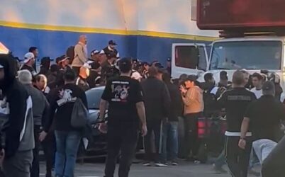 Torcedores do Corinthians depredam caminhão após hino do Vasco