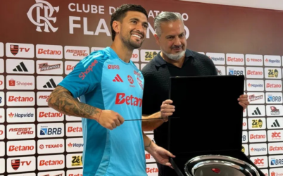 Arrascaeta é homenageado pelo Flamengo após bater recorde de assistências no Brasileirão