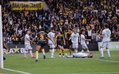 Criciúma x Chapecoense: jogador agride adversário, e VAR anula gol de pênalti