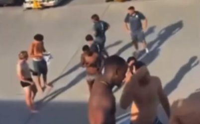 Jogadores de gigante europeu embarcam em avião somente de cueca
