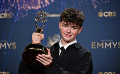 Owen Cooper, vencedor mais jovem do Emmy, é torcedor fanático de gigante inglês