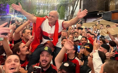 Ex-presidente do Flamengo, Bandeira de Mello é ovacionado por torcedores em Lima