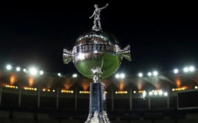 Taça da Libertadores aparece quebrada durante festa do título