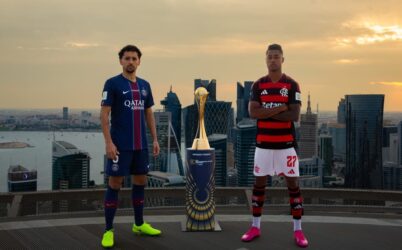 Capitães de PSG e Flamengo posam para foto ao lado da taça do Mundial