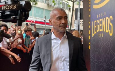 Romário celebra volta aos gramados em torneio de lendas: ‘Fazer o que mais amo’