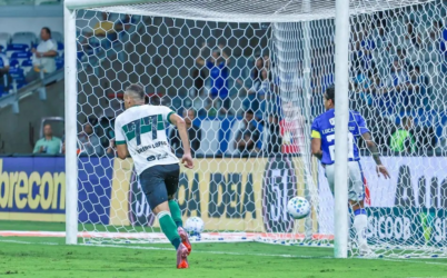 Breno Lopes marca pela primeira vez no Coritiba e minimiza pressão por investimento