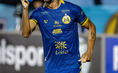 Aparecidense goleia o Centro Oeste, rebaixa o adversário e se mantém na elite do Goianão