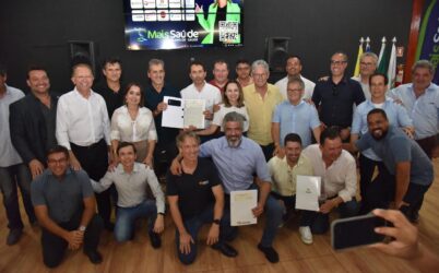 Prefeito Vilela fortalece ambiente de negócios com entrega de 12 escrituras a empresas de Aparecida