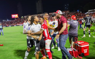 Vila Nova é punido com multa de R$ 30 mil em caso de confusão no estádio e acusação de racismo
