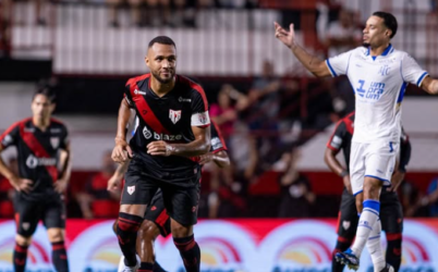 Atlético-GO vence no Accioly, respira na Série B e ensaia reação