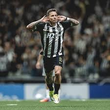 Após gesto polêmico, Bernard pede desculpas à torcida do Atlético-MG: ‘Não vai acontecer novamente’