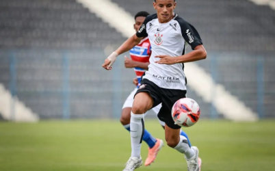 Joia da base do Corinthians vai passar por exames após deixar o campo chorando