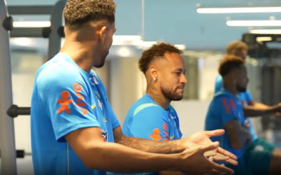 De tênis, Neymar vai a campo na Granja Comary