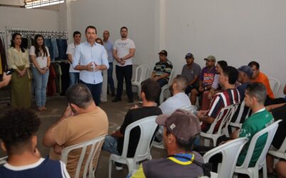 Prefeito Vilela, Lana e Carol recebem 1,5 mil peças de roupas arrecadadas em corrida solidária em Aparecida