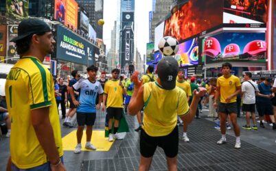 Torcedores do Brasil fazem festa na Times Square antes de estreia na Copa