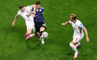 Técnico se irrita em Inglaterra x Argentina e árbitro vira alvo: ‘Pipocando’