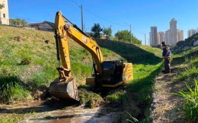 Prefeitura de Goiânia realiza força-tarefa de limpeza preventiva no Córrego Botafogo